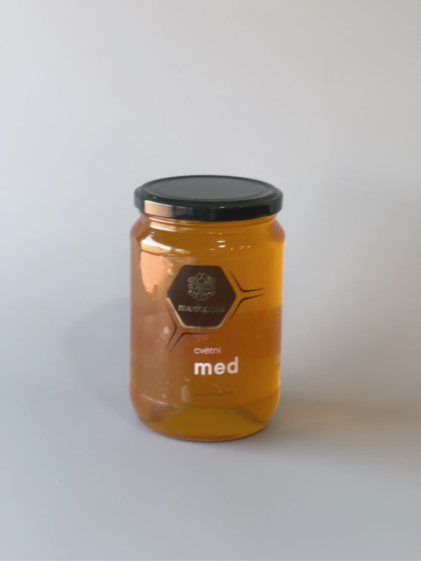 Цветни мед из Баната је природан дар који рефлектује богатство природе и разноликост биљних врста у том региону. Ова медна мешавина је позната по свом светлом тону, обично са благим, златним нијансама. На носу, осетићете богат и сладак мирис са цветним нотама и благим воћним тоновима. Укус овог меда је изненађујуће комплексан. Прво ћете приметити слатку, кремасту текстуру која се полако разлива у устима. Затим ћете осетити благе ноте сунцокрета које доносе топлину и нежност укусу, а потом ће се појавити разноврсне цветне ноте које доприносе богатству окуса. Цветаће ливаде Баната дају меду различите нијансе цветних арома, укључујући ноте дивљег цвећа, белих и жутих цветова, па чак и субтилне трагове медоносних трава. Овај мед често има благе воћне акценте, што га чини изузетно привлачним за љубитеље природних посластица.