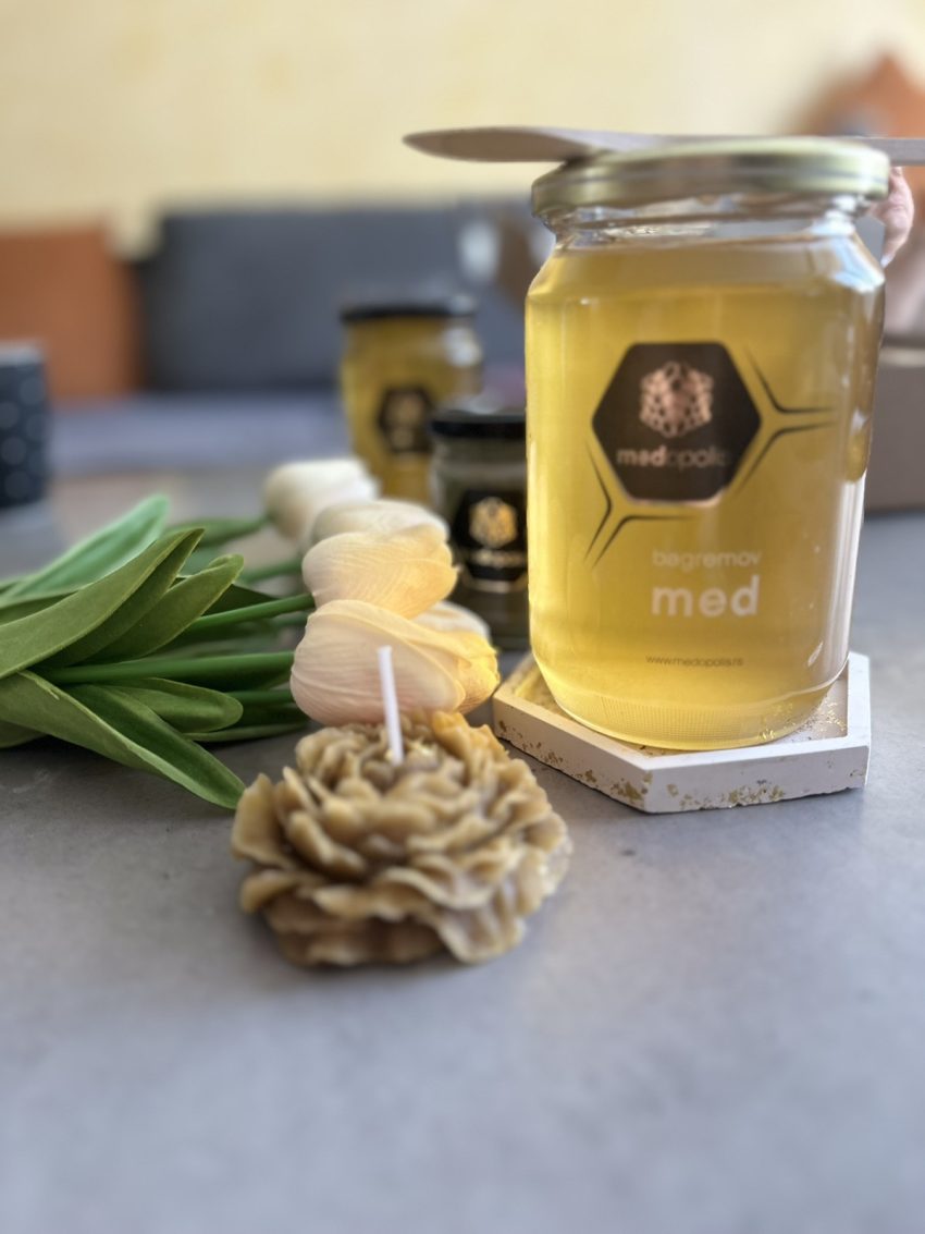 Багремов мед из срца Шумадије је посебан мед који има јединствену арому, боју и укус, а често се сматра једним од најквалитетнијих врста меда.