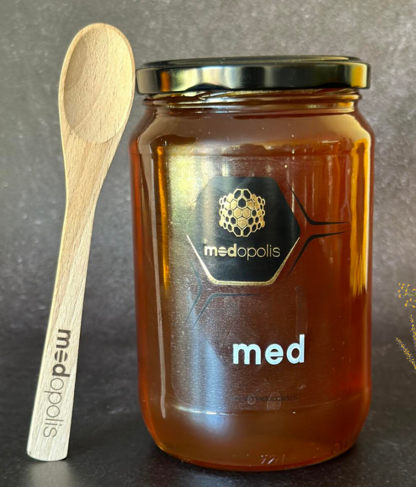 Ливадски мед са Хомољских планина је природан дар који рефлектује разноликост биљних врста и дивље флоре овог подручја. Овај мед има богату, златно-смеђу боју и изражен мирис дивљег цвећа и траве.